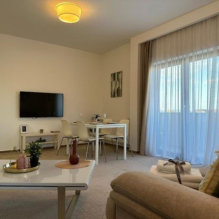 Luxury Glam Apartments & Studios Near Coresi Mall Brasov Ngoại thất bức ảnh