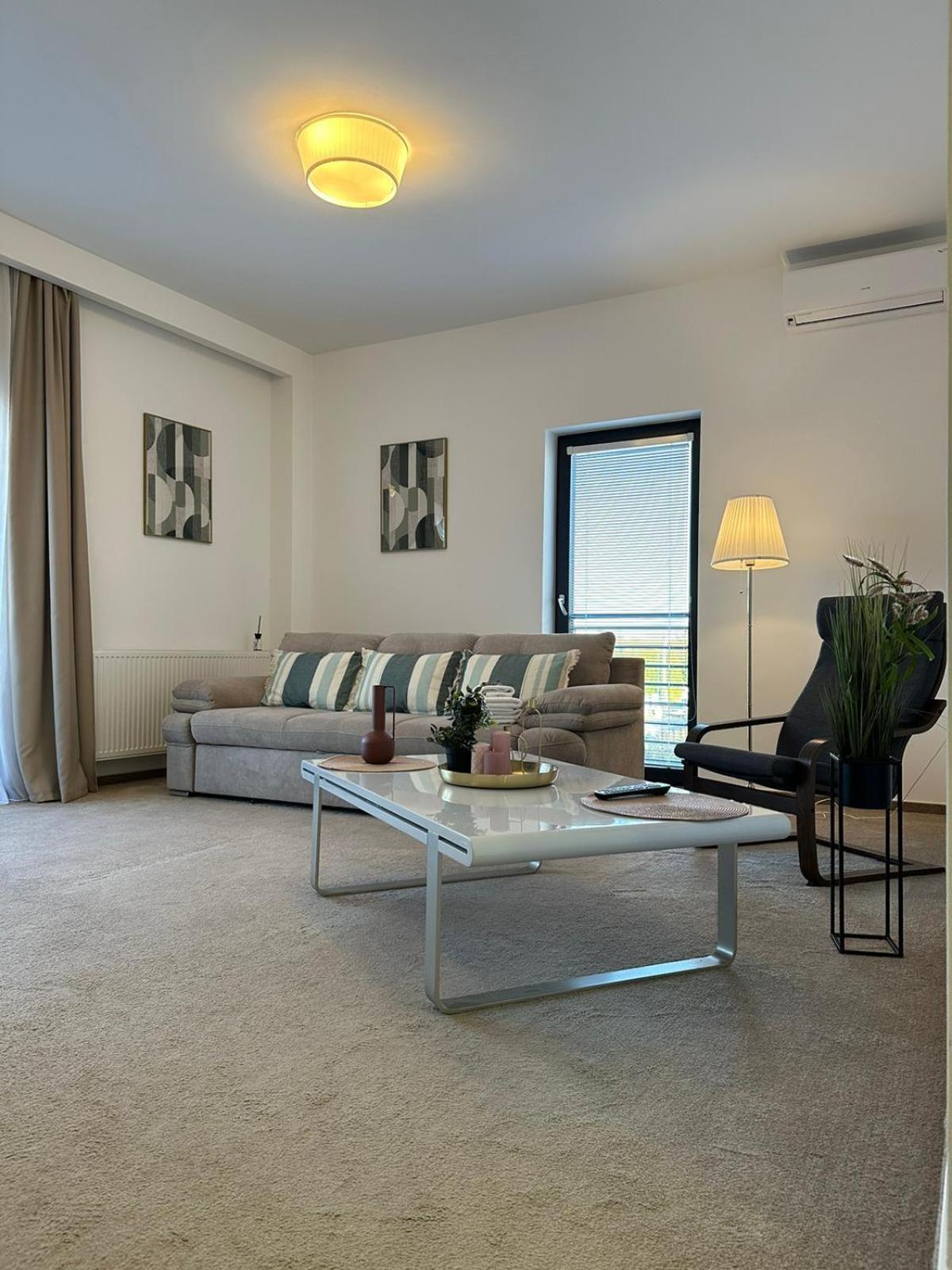 Luxury Glam Apartments & Studios Near Coresi Mall Brasov Ngoại thất bức ảnh