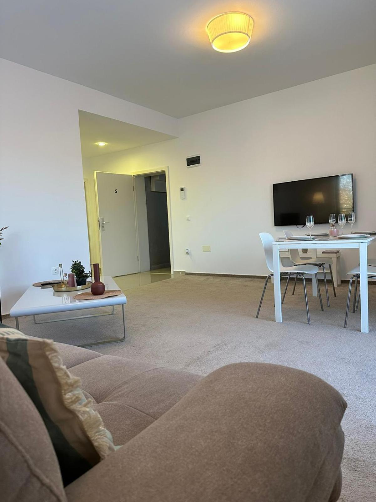 Luxury Glam Apartments & Studios Near Coresi Mall Brasov Ngoại thất bức ảnh