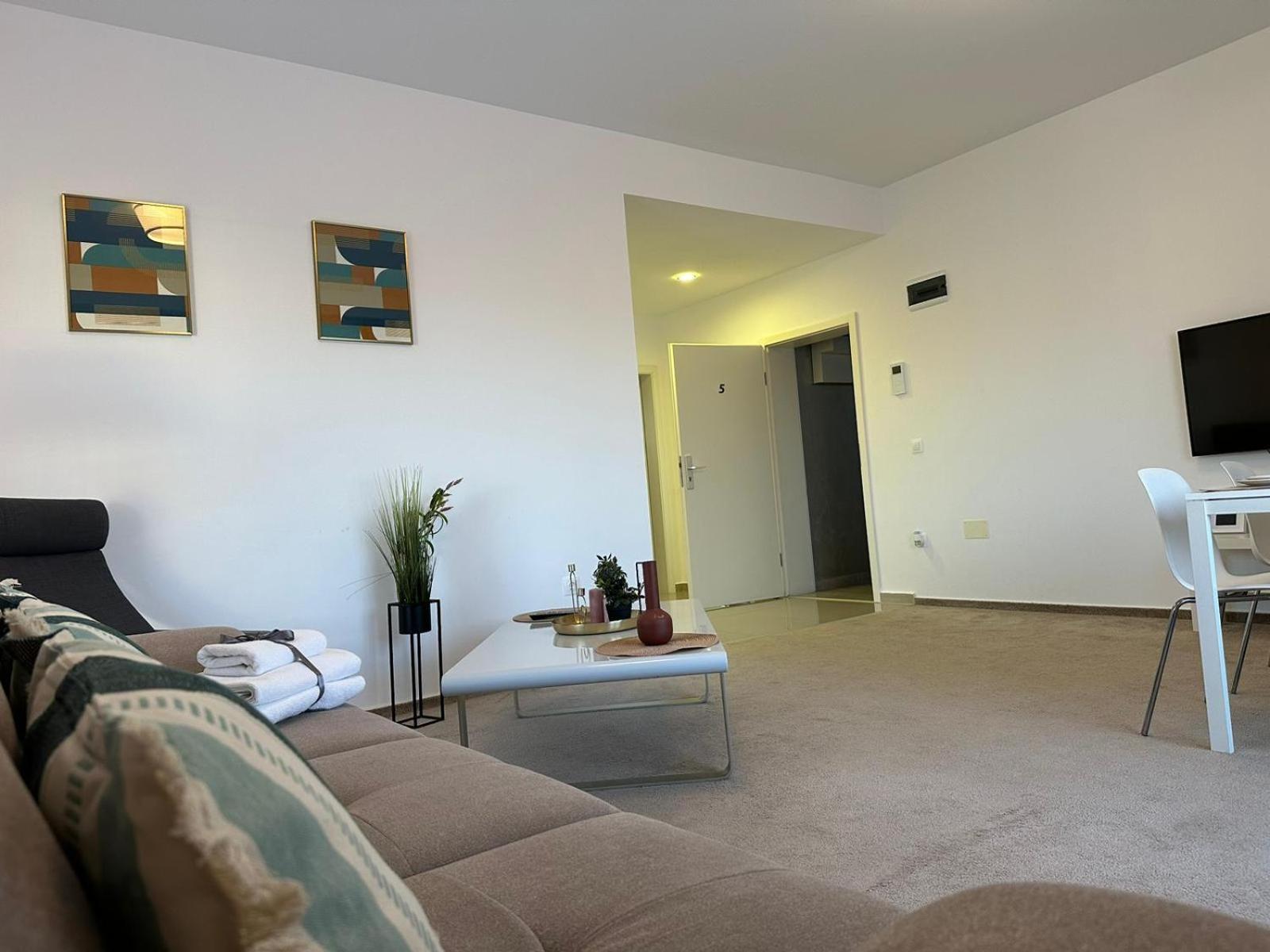 Luxury Glam Apartments & Studios Near Coresi Mall Brasov Ngoại thất bức ảnh